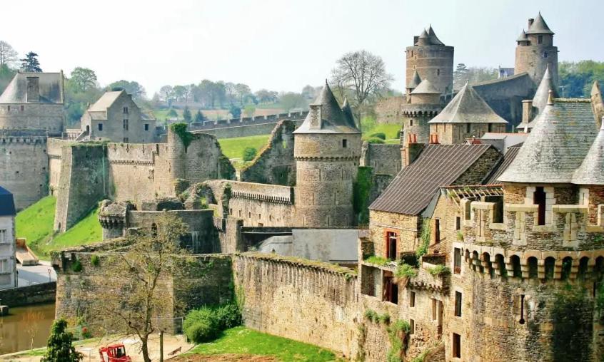 Gite La Maison La Saint-Aubin-d'Aubigne Buitenkant foto